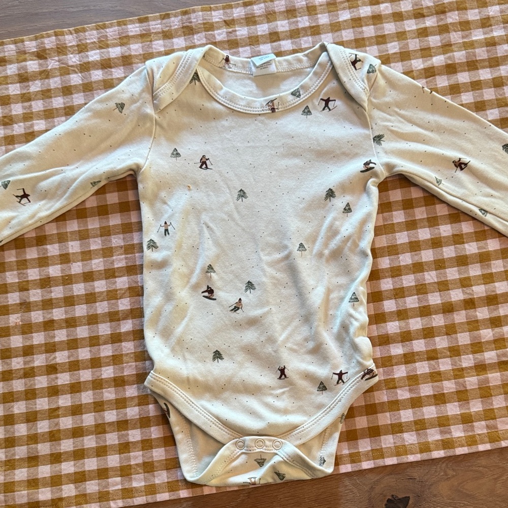 Colored Organics Cream Long-Sleeve Bodysuit with ski ⛷️ 🌲 Patterns